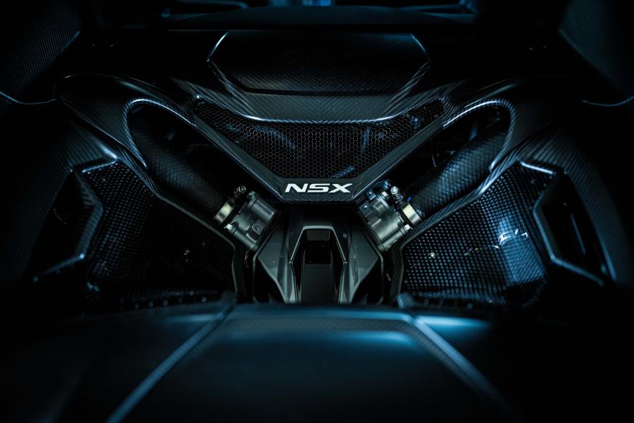 Моторный отсек Honda NSX 2018 года  (JP) (фото 30 из 37)